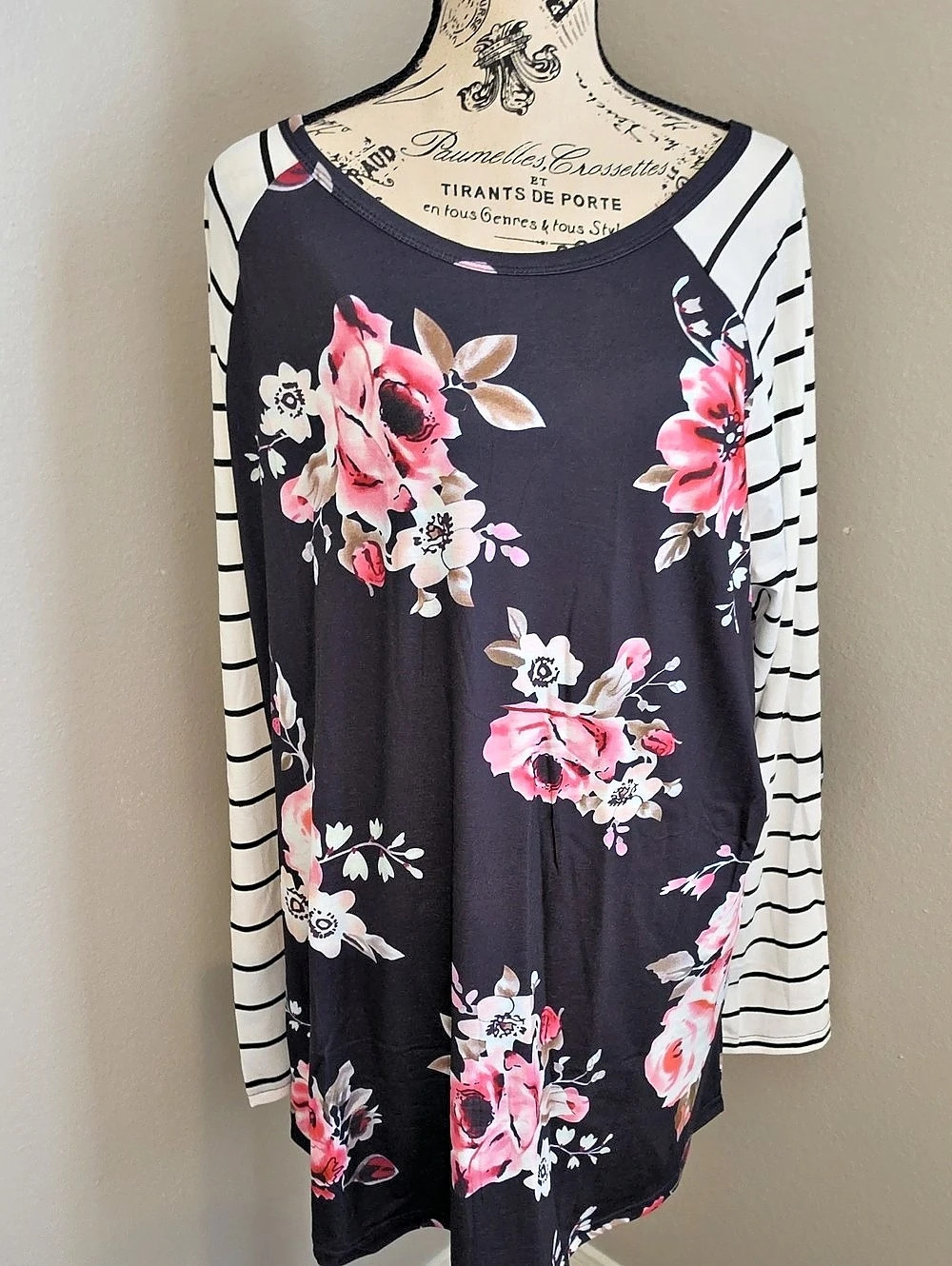 Floral Long Sleeve Tunic in Black & White Size 2XL